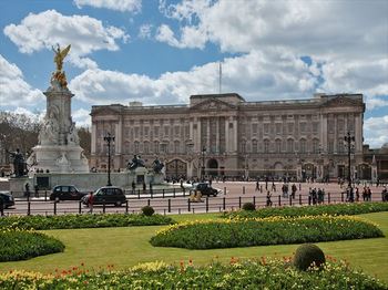 1920px-Buckingham_Palace,_London_-_April_2009_R.jpg