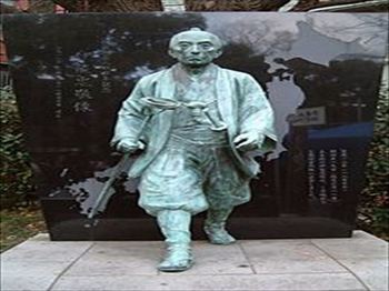 200px-Statue_of_Ino_Tadataka,_Tokyo_01_R.jpg