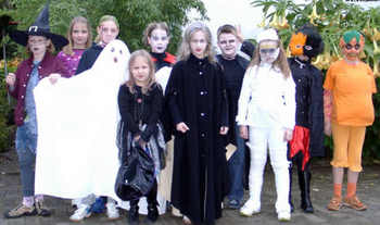Kinder_feiern_Halloween_-_2004.jpg