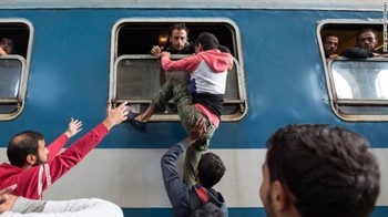 migrant-crisis-hungary-station.jpg